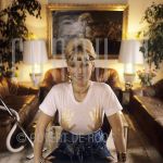 12-05-1984 Vanessa, Connie Breukhoven  at home.

[keywords]Posed, Half Length, Eyecontact, Smiling, Livingroom, Vacuum cleaner[/keywords]